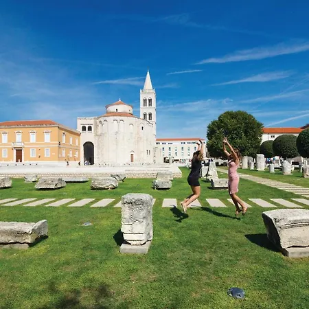 2 Bedroom Amazing In Holiday home Zadar
